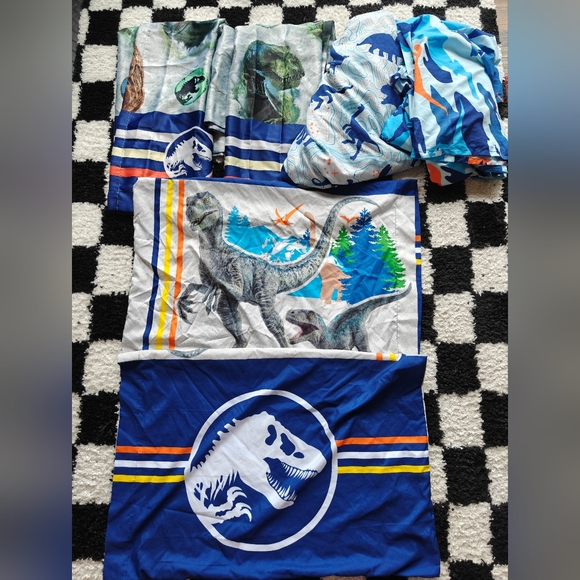 Hurry! Store Close Next Week!! JURASSIC WORLD CURTAIN AND BED SHEETS SET!! - Picture 1 of 5